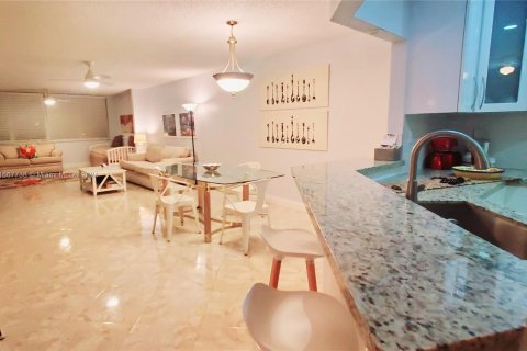 Condo in Sunrise, Florida, 2 bedrooms  № 1385620 - photo 24