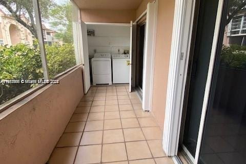 Condo in Doral, Florida, 2 bedrooms  № 1385622 - photo 12