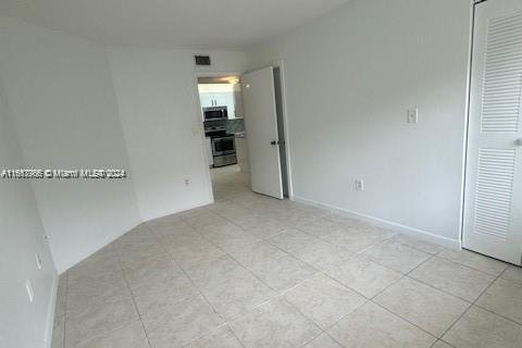 Condo in Doral, Florida, 2 bedrooms  № 1385622 - photo 14