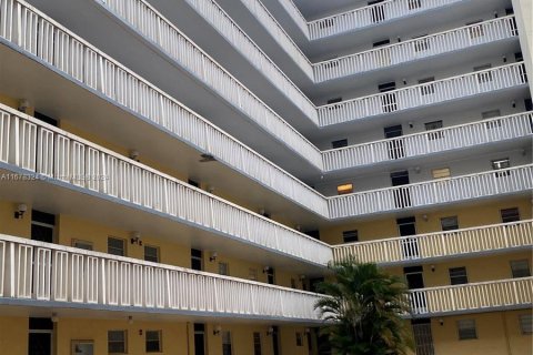 Copropriété à vendre à Miami, Floride: 2 chambres, 100.98 m2 № 1406308 - photo 1