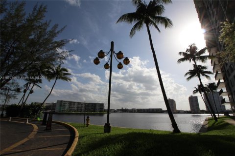 Condo in Aventura, Florida, 2 bedrooms  № 1395166 - photo 28