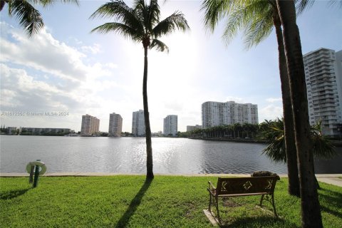 Condo in Aventura, Florida, 2 bedrooms  № 1395166 - photo 24