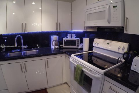 Condo in Aventura, Florida, 2 bedrooms  № 1395166 - photo 15