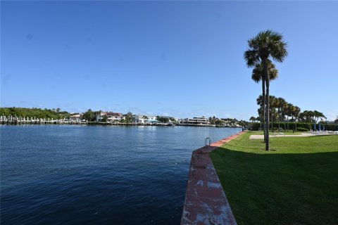 Copropriété à vendre à Boca Raton, Floride: 2 chambres, 122.17 m2 № 1178635 - photo 2