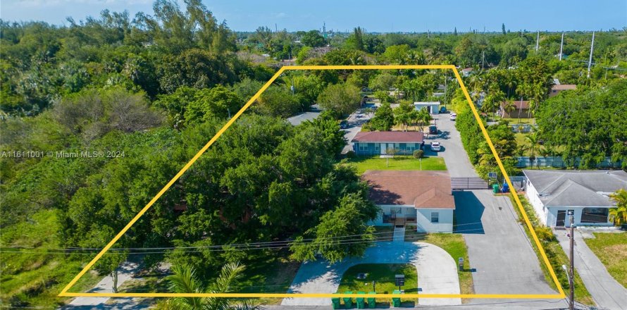 Commercial property in El Portal, Florida № 1233156