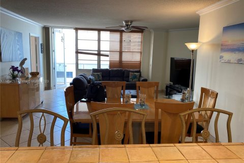 Condo in Hollywood, Florida, 2 bedrooms  № 711153 - photo 11