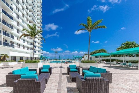 Condo in Hollywood, Florida, 2 bedrooms  № 711153 - photo 23