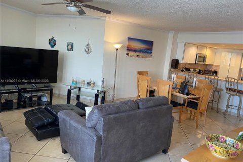 Condo in Hollywood, Florida, 2 bedrooms  № 711153 - photo 8