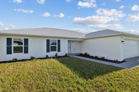 Villa ou maison à vendre à Cape Coral, Floride: 4 chambres, 164.16 m2 № 1360627 - photo 2