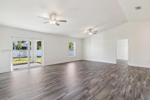 Villa ou maison à vendre à Cape Coral, Floride: 4 chambres, 164.16 m2 № 1360627 - photo 10