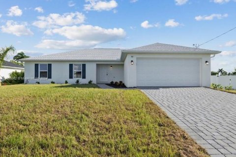 Casa en venta en Cape Coral, Florida, 4 dormitorios, 164.16 m2 № 1360627 - foto 1