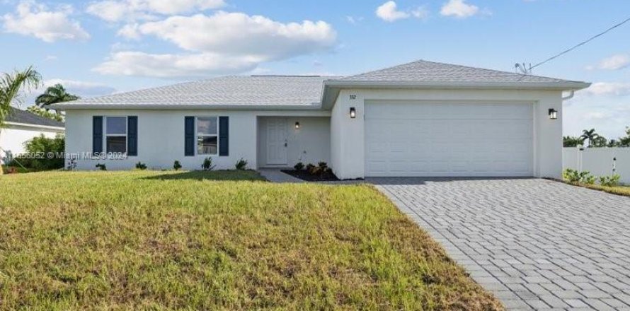 House in Cape Coral, Florida 4 bedrooms, 164.16 sq.m. № 1360627