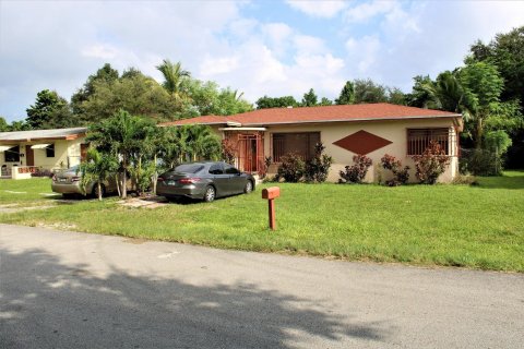 Casa en venta en Miramar, Florida, 5 dormitorios, 158.68 m2 № 1224788 - foto 1