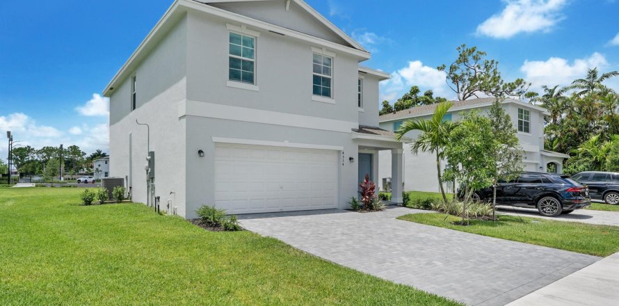 House in Lake Worth, Florida 4 bedrooms, 188.41 sq.m. № 1224842