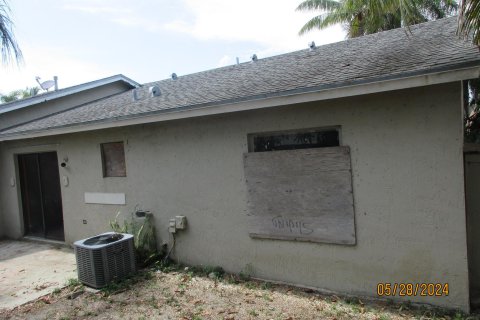 House in Lake Worth, Florida 2 bedrooms, 132.76 sq.m. № 1224790 - photo 1