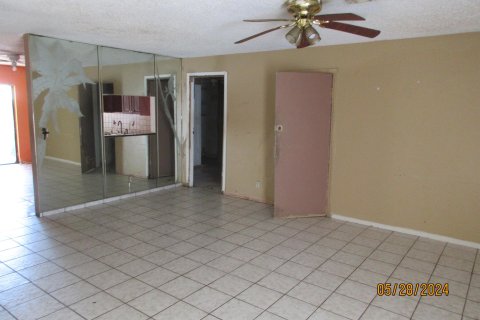 House in Lake Worth, Florida 2 bedrooms, 132.76 sq.m. № 1224790 - photo 5