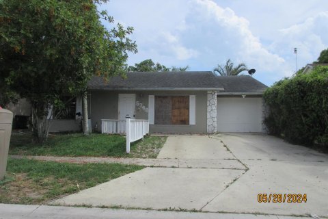 House in Lake Worth, Florida 2 bedrooms, 132.76 sq.m. № 1224790 - photo 6