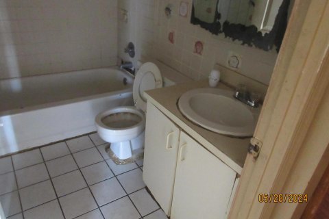 House in Lake Worth, Florida 2 bedrooms, 132.76 sq.m. № 1224790 - photo 2