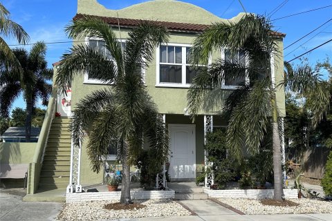 House in Lake Worth, Florida 8 bedrooms, 382.76 sq.m. № 1224843 - photo 8