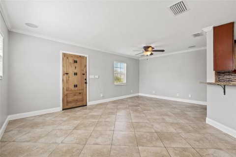 House in Tampa, Florida 4 bedrooms, 172.8 sq.m. № 1314975 - photo 4