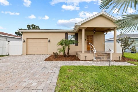 House in Tampa, Florida 4 bedrooms, 172.8 sq.m. № 1314975 - photo 1