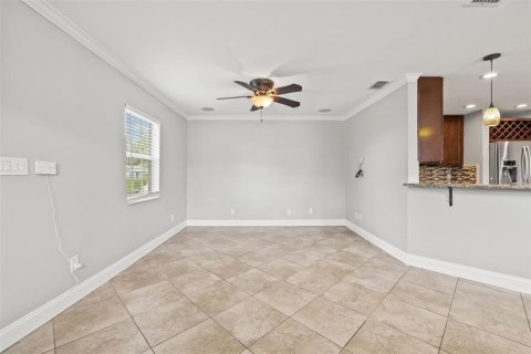 House in Tampa, Florida 4 bedrooms, 172.8 sq.m. № 1314975 - photo 6