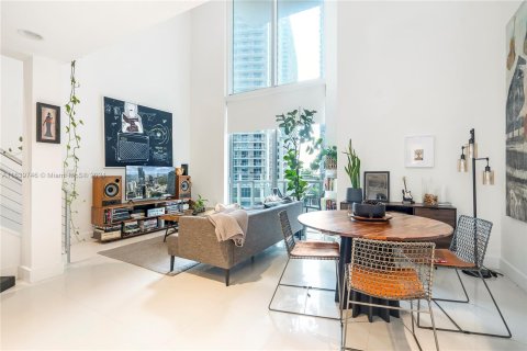 Condo in Miami, Florida, 1 bedroom  № 1389560 - photo 2