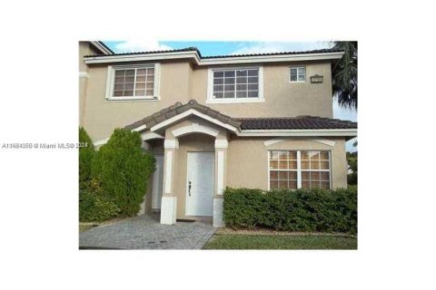 Townhouse in Doral, Florida 2 bedrooms, 136.57 sq.m. № 1389559 - photo 1