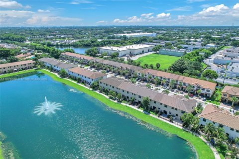 Touwnhouse à vendre à Margate, Floride: 3 chambres, 126.63 m2 № 1406348 - photo 1