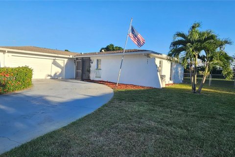 House in Lehigh Acres, Florida 3 bedrooms № 1406299 - photo 1