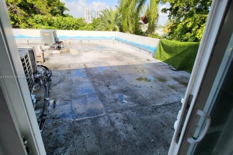 House in Miami Beach, Florida 1 bedroom № 1351712 - photo 1