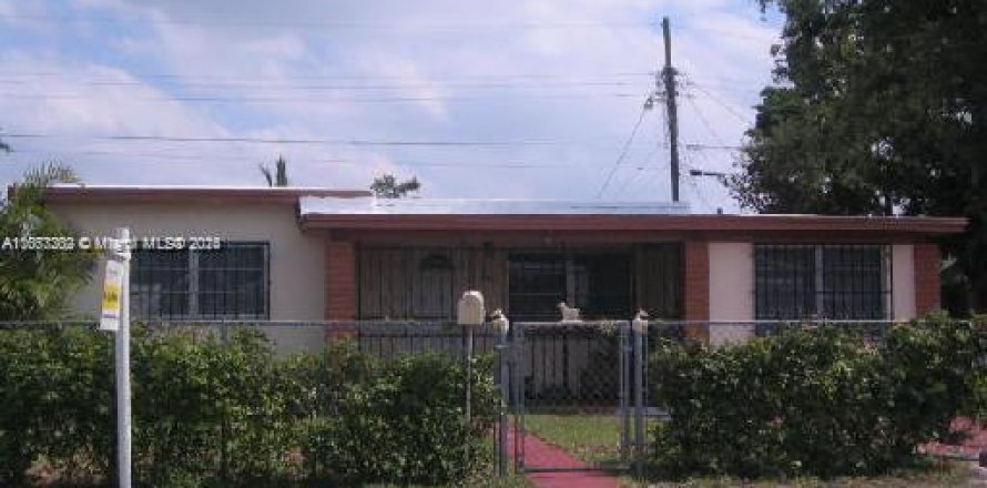 House in Miami, Florida 3 bedrooms № 1351710