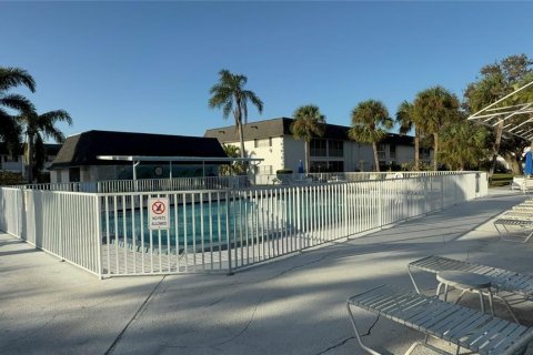 Condo in Bradenton, Florida, 1 bedroom  № 1412751 - photo 13