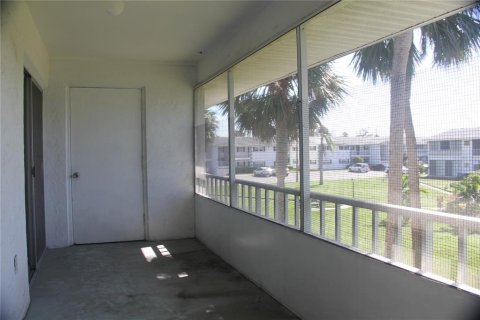 Condo in Bradenton, Florida, 1 bedroom  № 1412751 - photo 10