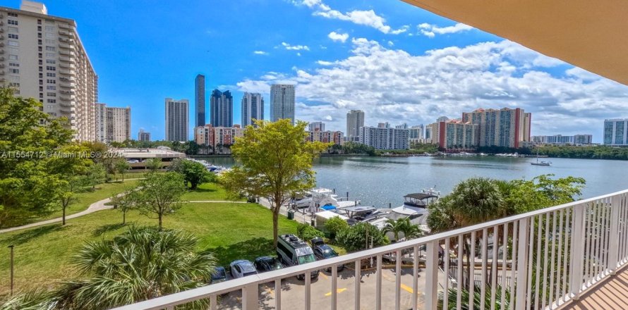 Condominio en Sunny Isles Beach, Florida, 2 dormitorios  № 1078090