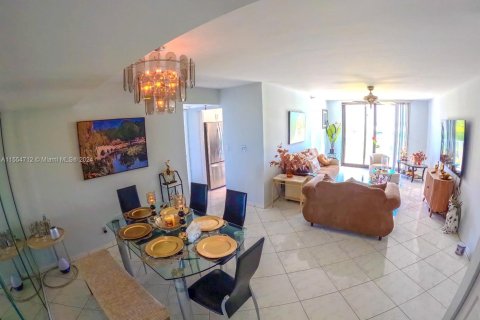 Copropriété à vendre à Sunny Isles Beach, Floride: 2 chambres, 115.2 m2 № 1078090 - photo 13