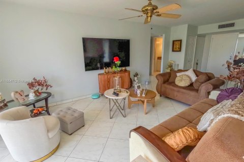 Copropriété à vendre à Sunny Isles Beach, Floride: 2 chambres, 115.2 m2 № 1078090 - photo 16