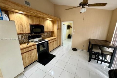 House in Pembroke Pines, Florida 3 bedrooms, 131.55 sq.m. № 1310882 - photo 15