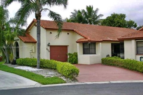 House in Pembroke Pines, Florida 3 bedrooms, 131.55 sq.m. № 1310882 - photo 1