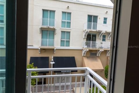 Condo in Miami, Florida, 2 bedrooms  № 1390931 - photo 6