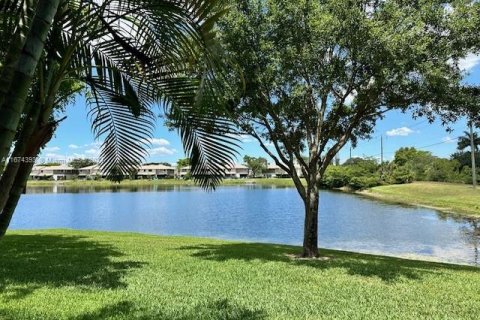 Condo in Pembroke Pines, Florida, 2 bedrooms  № 1412103 - photo 1