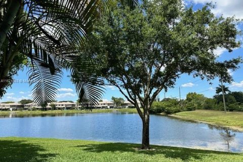 Condo in Pembroke Pines, Florida, 2 bedrooms  № 1412103 - photo 8