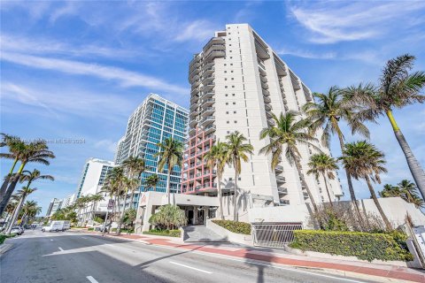 Condo in Miami Beach, Florida, 2 bedrooms  № 1412019 - photo 1