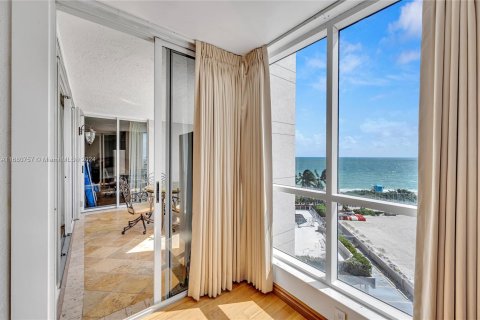 Condo in Miami Beach, Florida, 2 bedrooms  № 1412019 - photo 17