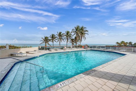 Condo in Miami Beach, Florida, 2 bedrooms  № 1412019 - photo 24