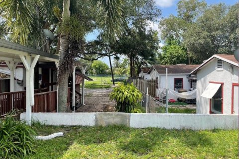 Commercial property in Davie, Florida № 580197 - photo 2