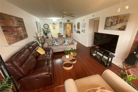 Condominio en venta en Pembroke Pines, Florida, 2 dormitorios, 105.63 m2 № 1000091 - foto 3
