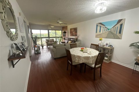 Condominio en venta en Pembroke Pines, Florida, 2 dormitorios, 105.63 m2 № 1000091 - foto 5