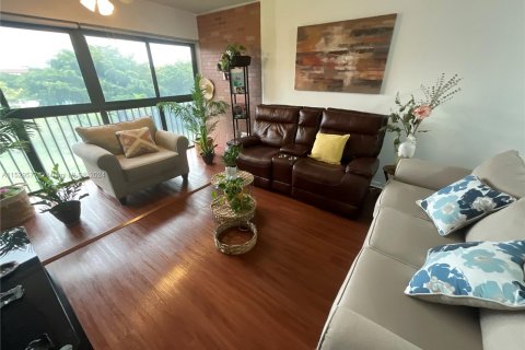 Condominio en venta en Pembroke Pines, Florida, 2 dormitorios, 105.63 m2 № 1000091 - foto 4