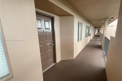 Condominio en venta en Pembroke Pines, Florida, 2 dormitorios, 105.63 m2 № 1000091 - foto 2